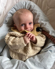 Baby iført lys Ingrid Sweater Baby