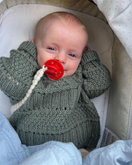 Baby iført grønlig Ingrid Sweater Baby