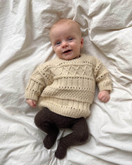Baby iført lys Ingrid Sweater Baby