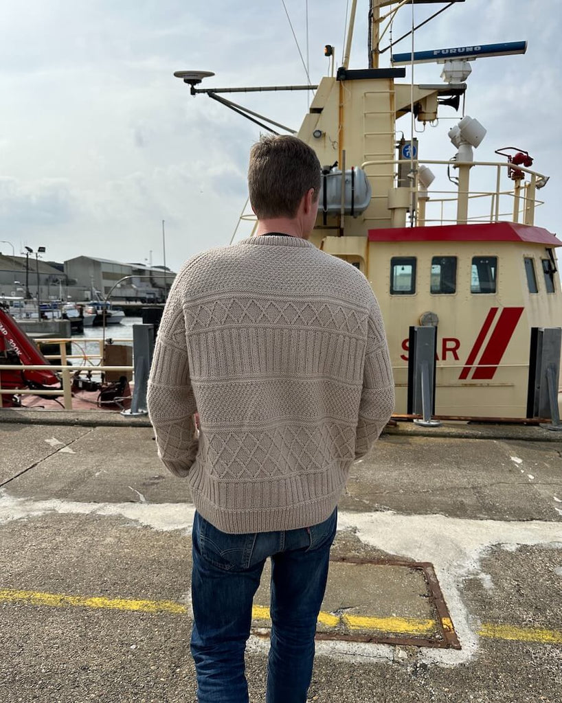 Mand iført lysegrå Ingrid Sweater Man