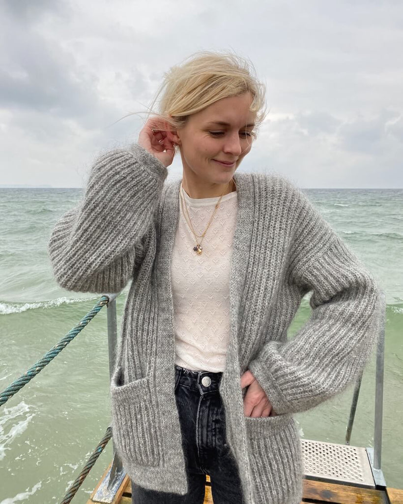 Kvinde iført grå November Jacket