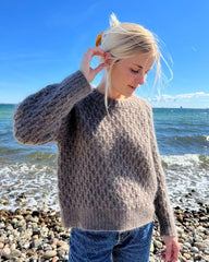 Kvinde iført brun Jenny Sweater