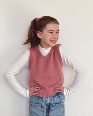 Pige iført lyserød Stockholm Slipover Junior