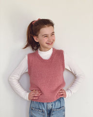 Pige iført lyserød Stockholm Slipover Junior