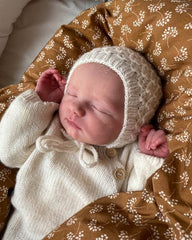 Baby iført hvid Karens Kyse