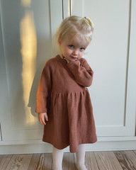 Barn iført rosa Karlas Kjole