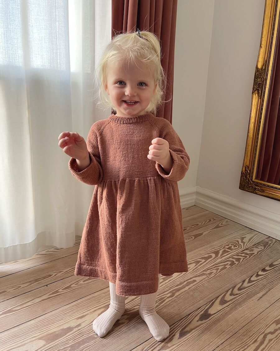 Barn iført rosa Karlas Kjole