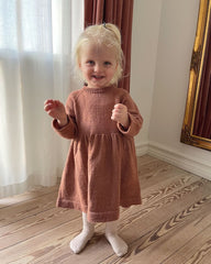 Barn iført rosa Karlas Kjole