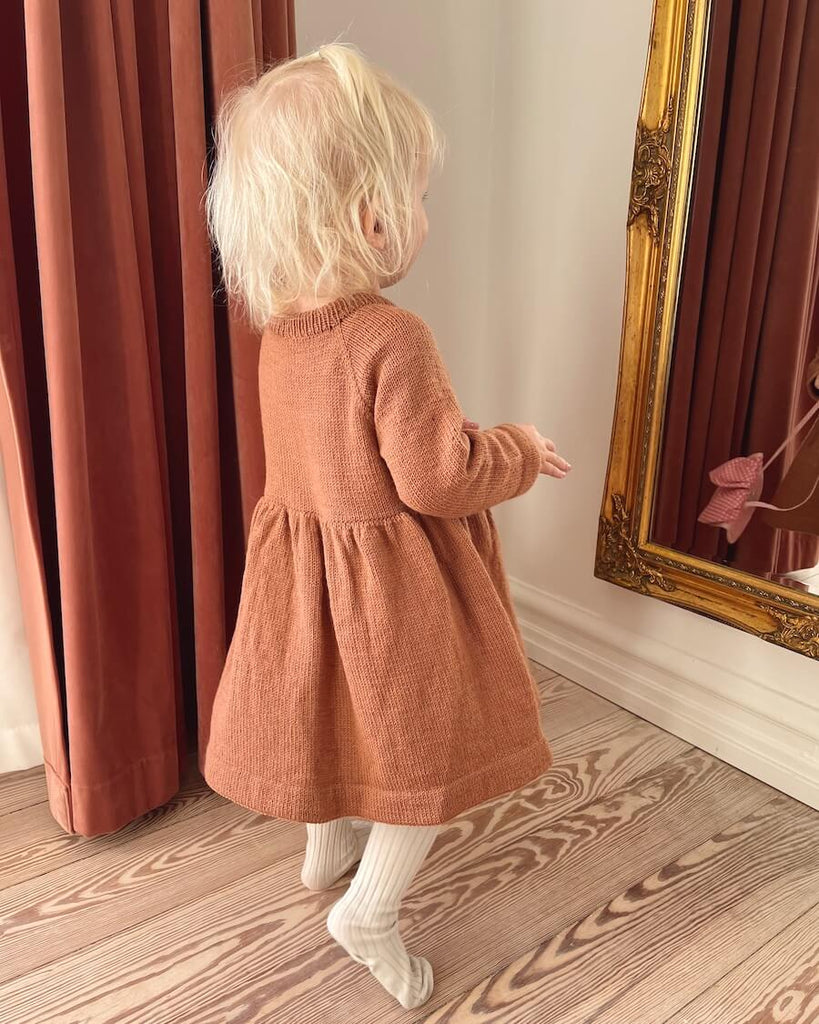 Barn iført rosa Karlas Kjole