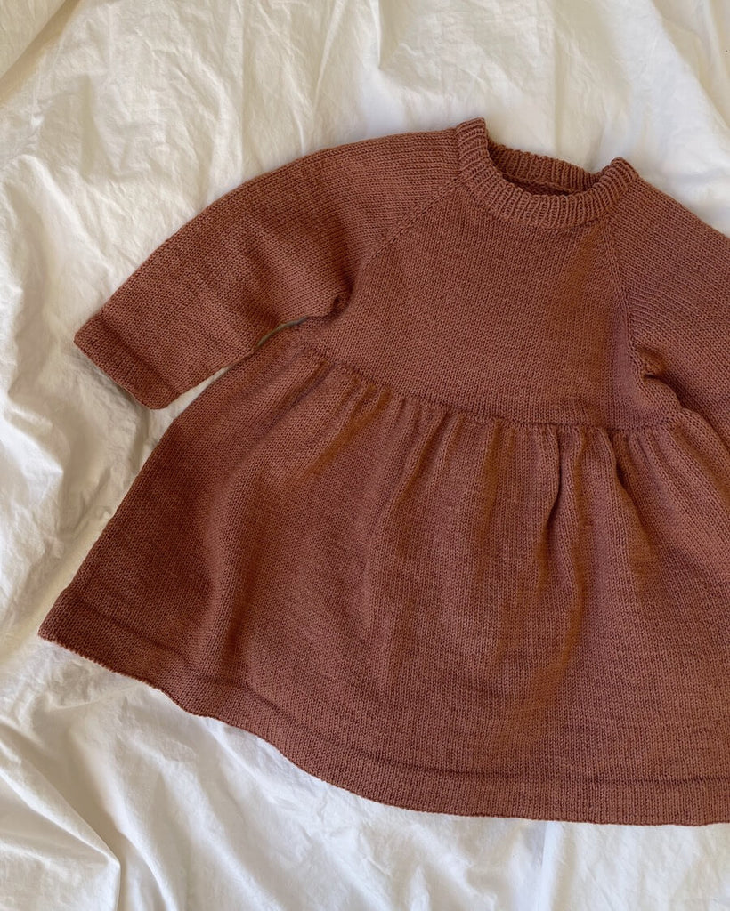 Liggende rosa Karens Kjole