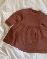 Liggende rosa Karens Kjole