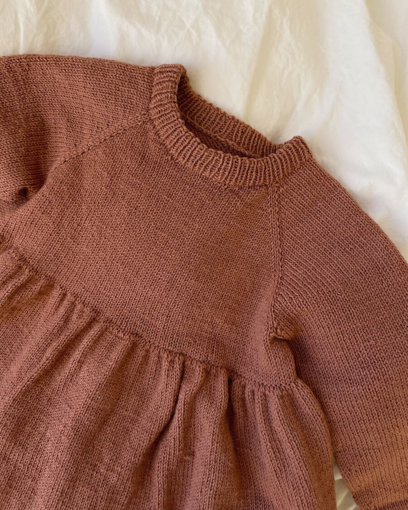 Liggende rosa Karlas Kjole