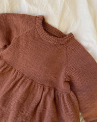 Liggende rosa Karlas Kjole