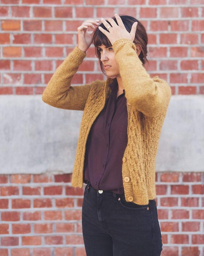 Kvinde iført karryfarvet Klassisk Smock Cardigan