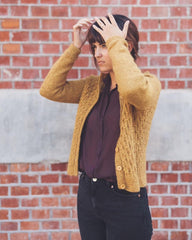 Kvinde iført karryfarvet Klassisk Smock Cardigan