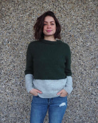 Kvinde iført grøn og grå Kontrastsweater