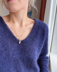 Kvinde iført blå Kumulus Bluse