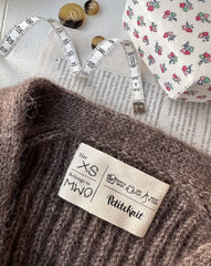 Carelabel med broderi i Agnete cardigan