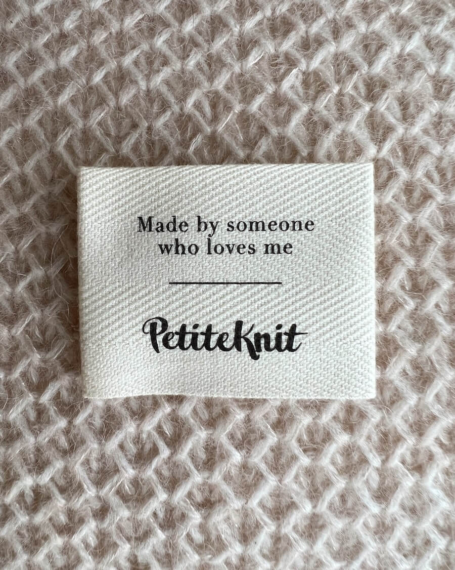 "Made by someone who loves me" tekstillabel fra Petiteknit