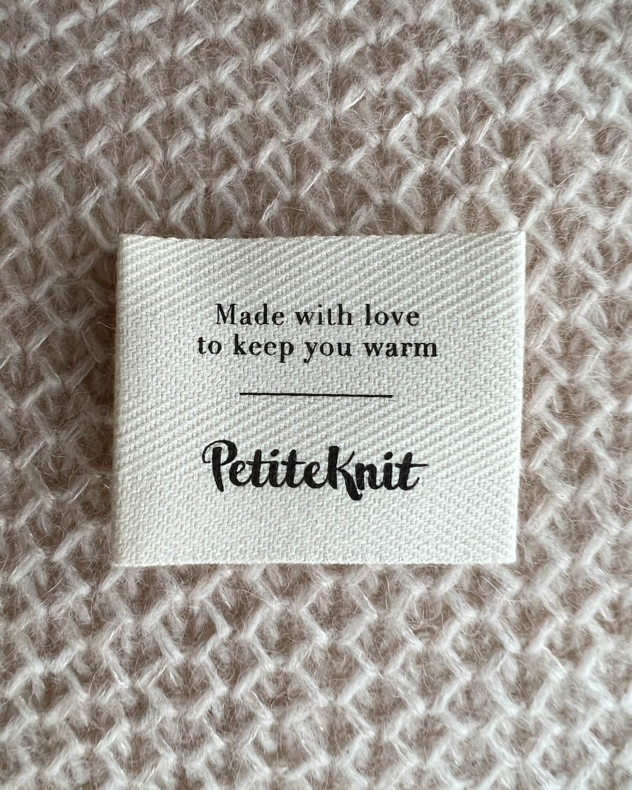 "Made with love to keep you warm" tekstilabel fra Petiteknit