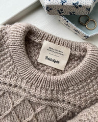 Ingrid sweater med tekstillabel "made with love to keep you warm"