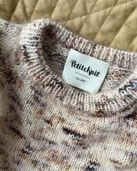 tekstillabel med Petiteknit est. 2016 tekst på ingen dikkedarer sweater