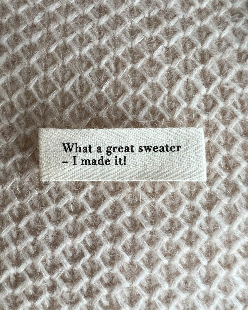 Tekstillabel med teksten "What a great sweater - I made it!" fra Petiteknit