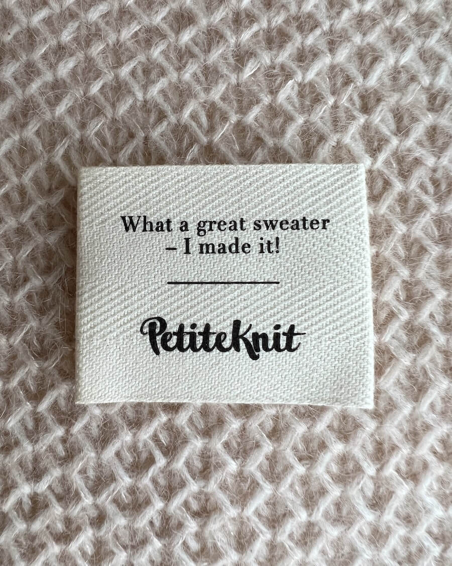 stort "What a great sweater - I made it!" label fra Petiteknit