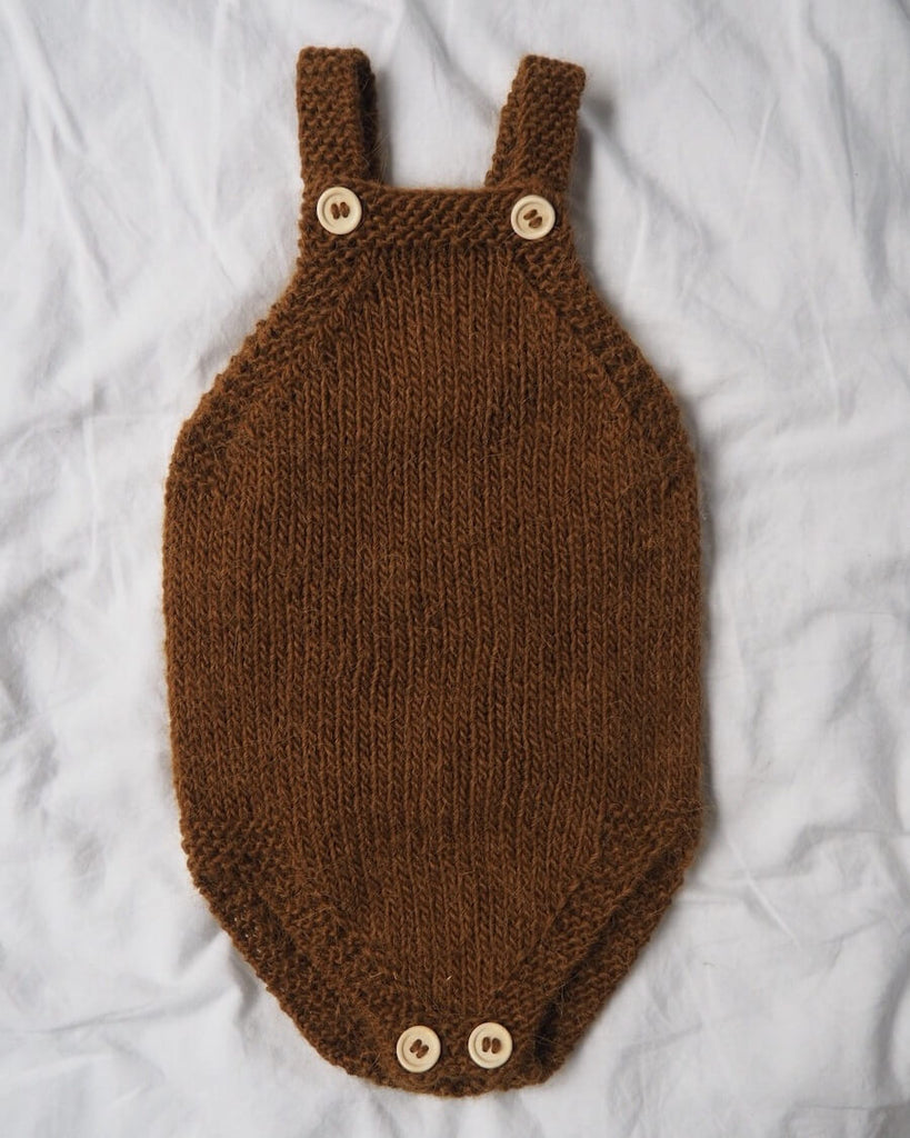 Liggebillede med brun Lillebrors Romper