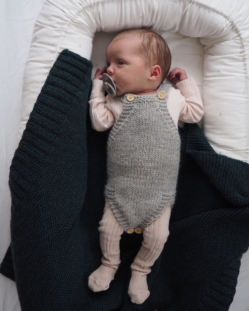 Baby iført grå Lillebrors Romper