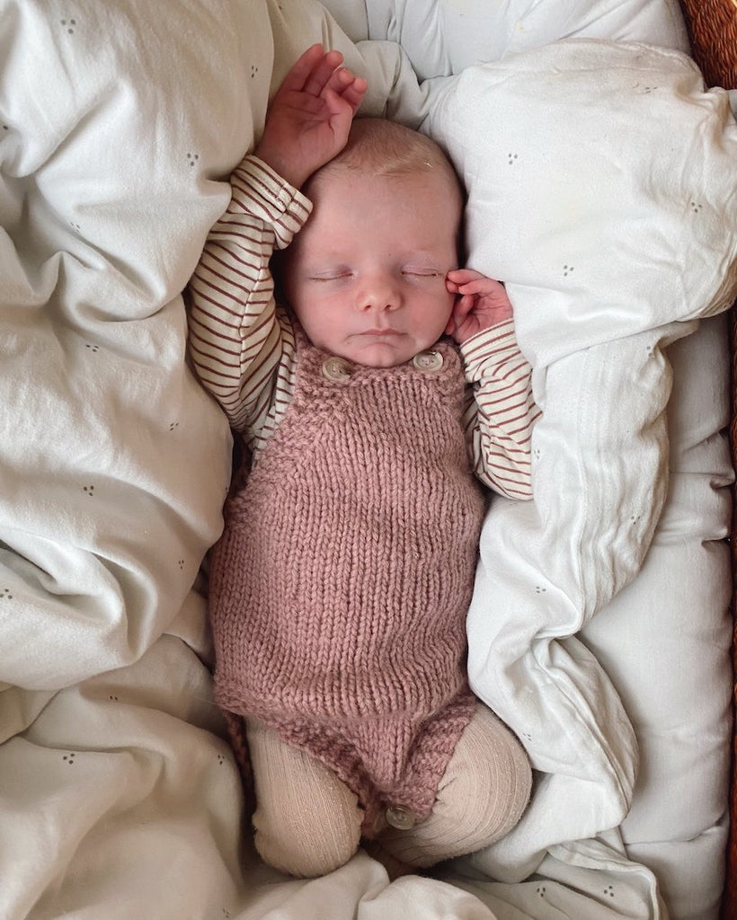 Baby iført lyserød Lillebrors Romper