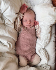 Baby iført lyserød Lillebrors Romper