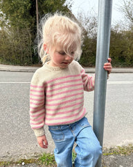 Barn iført hvid og lyserød Lyon Sweater Junior