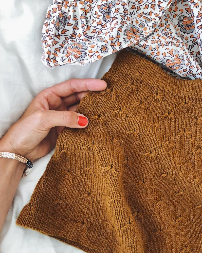 Liggebillede af brun Mælkebøttenederdel