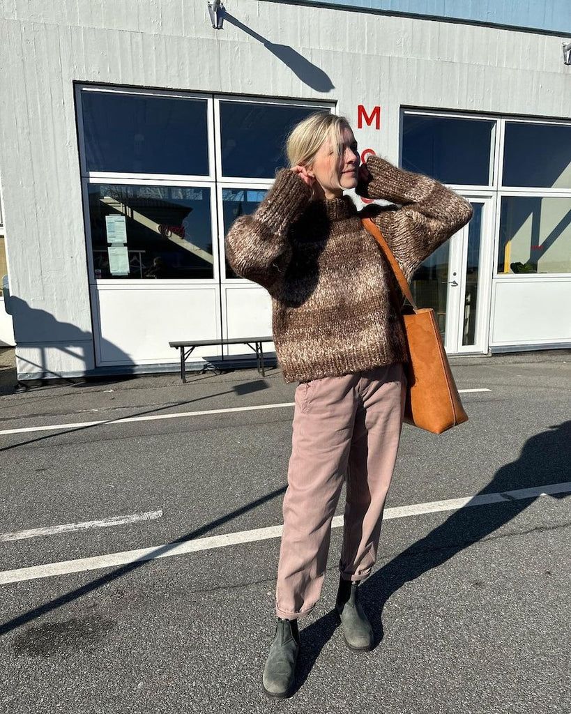Kvinde iført brun Marble Sweater
