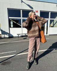 Kvinde iført brun Marble Sweater