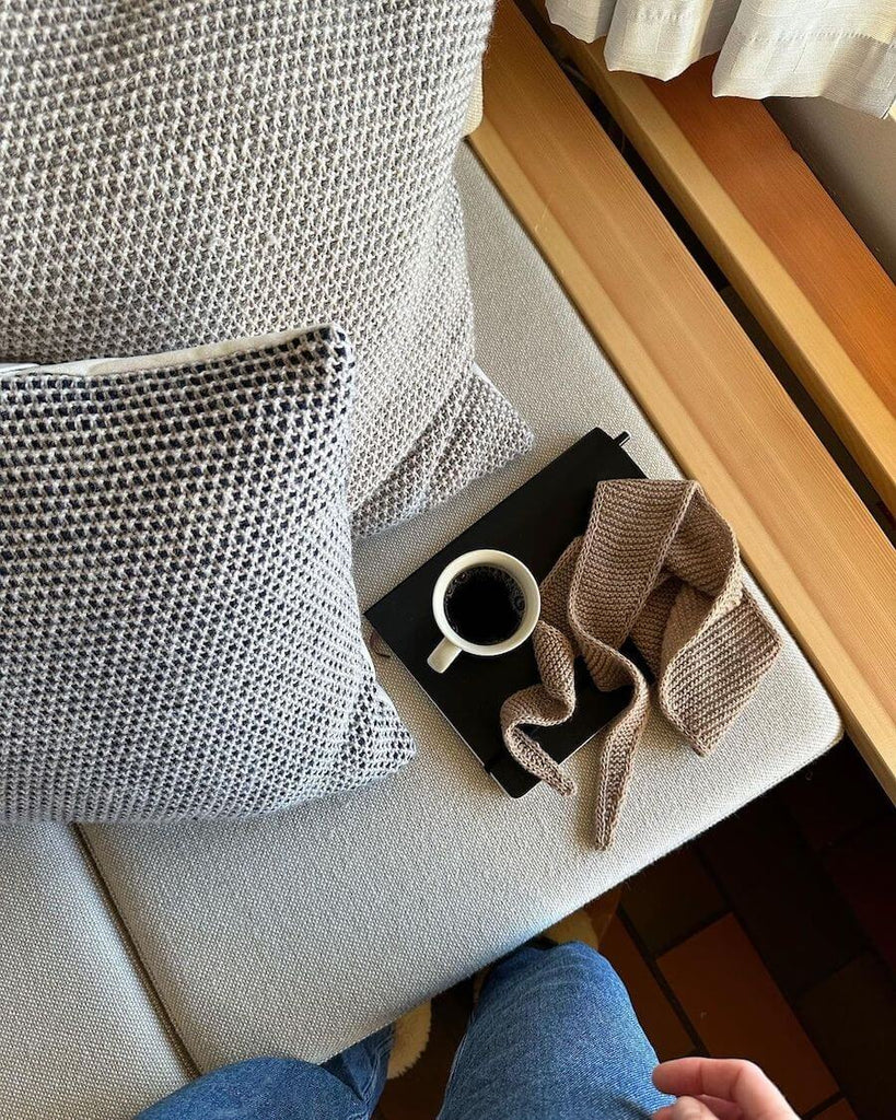 Hvid og blå Marie Pillow sammen med hvid og grå Marie Pillow