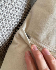 close up af lynlås på bagbeklædning 50x50 cm