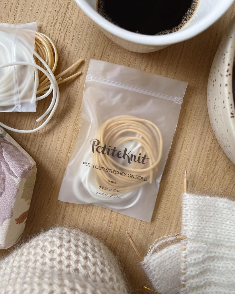 Maskewires i pakke liggende på bord