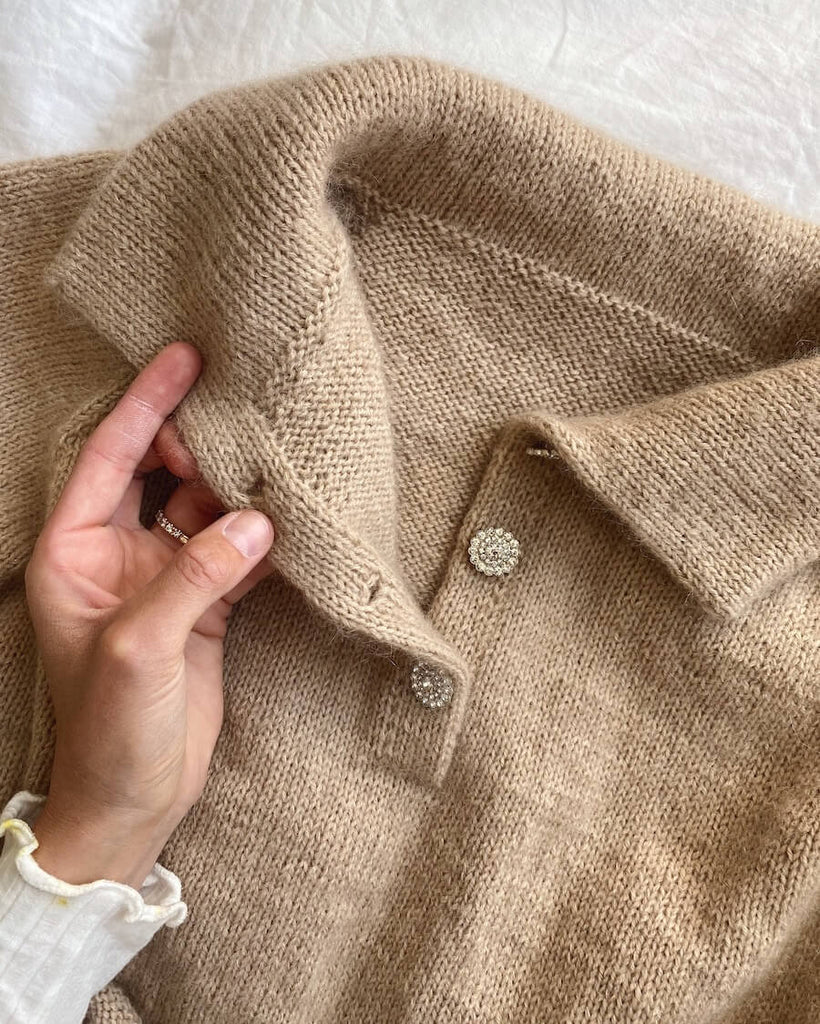 Liggebillede af beige Maude Tee