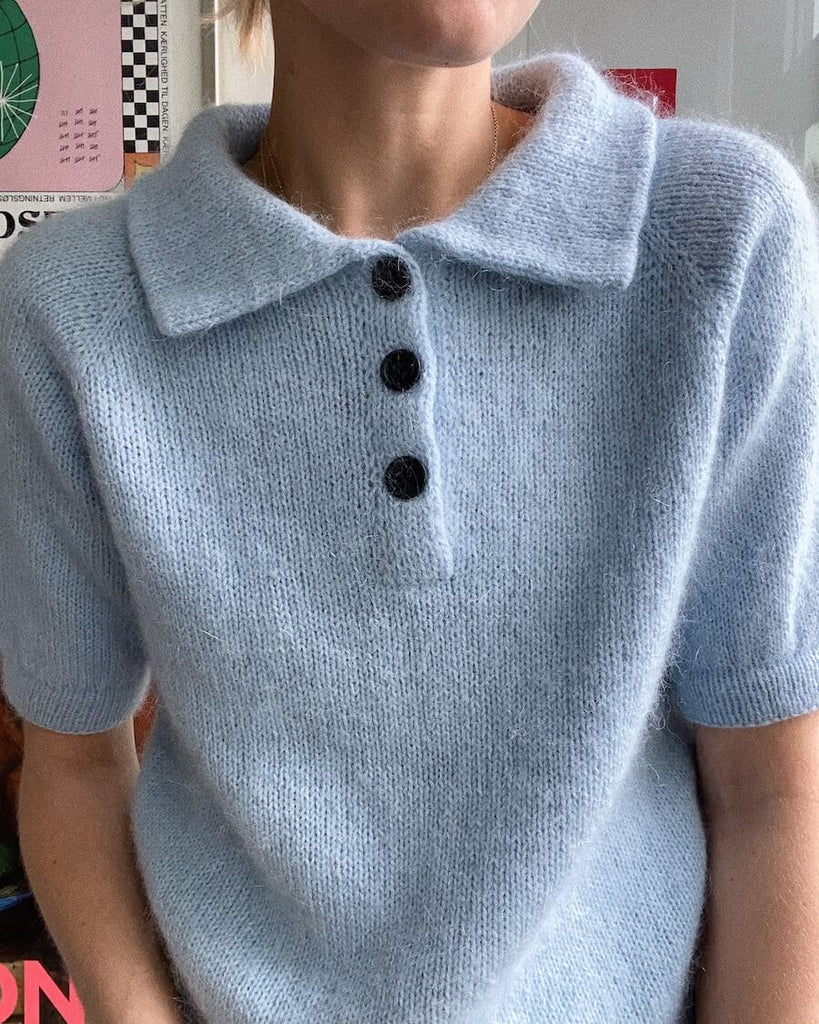 Kvinde iført lyseblå Maude Tee