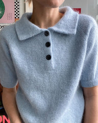 Kvinde iført lyseblå Maude Tee