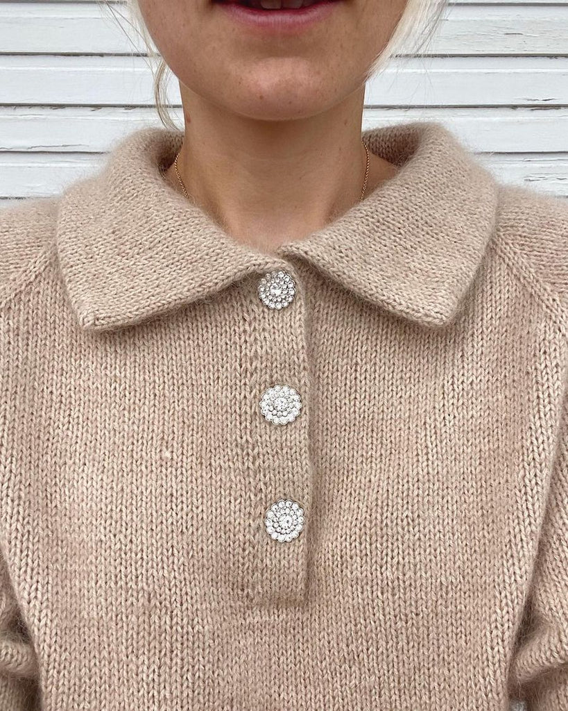 Kvinde iført beige Maude Tee