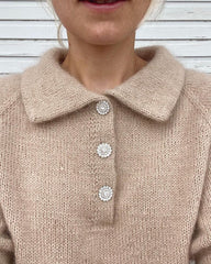 Kvinde iført beige Maude Tee