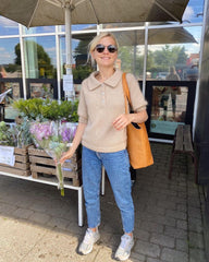 Kvinde iført beige Maude Tee