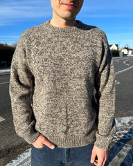 Mand iført brun Melange Sweater Man