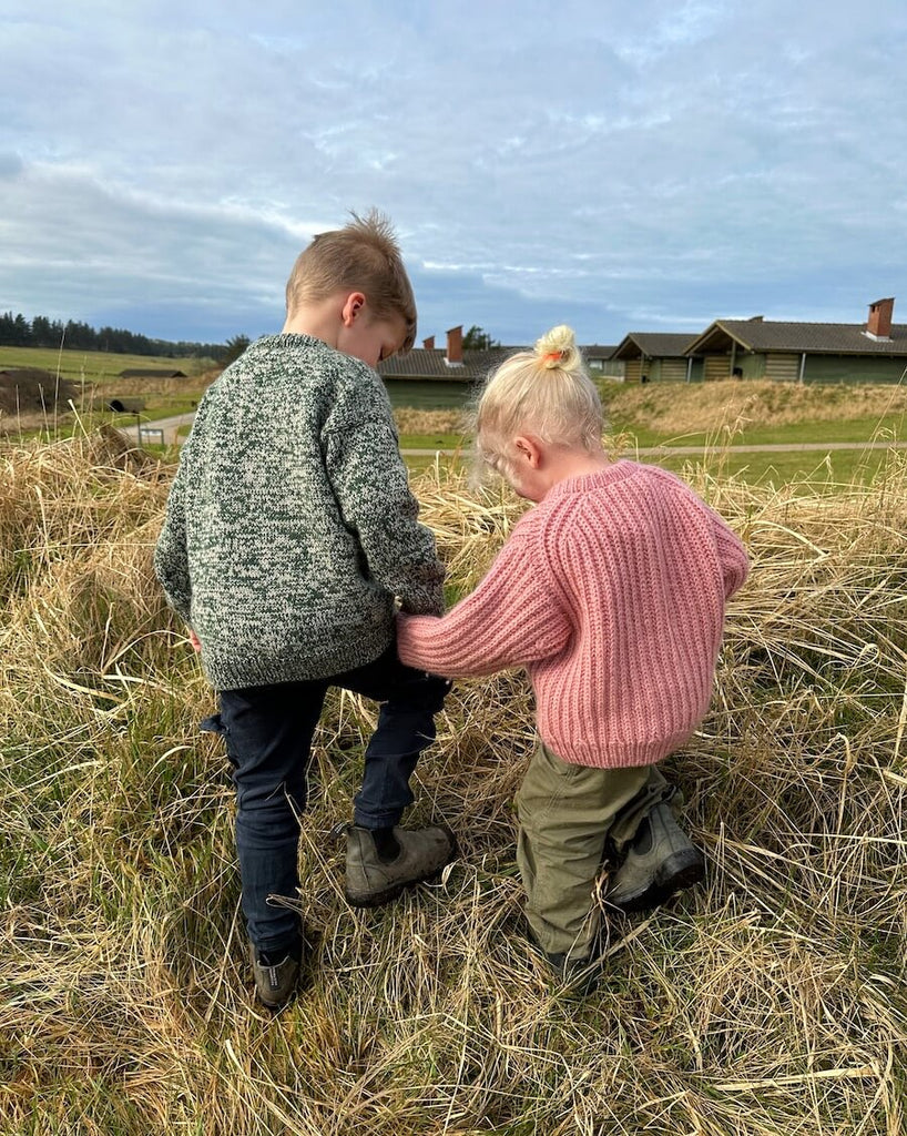 Pige iført lyserød September Sweater Junior