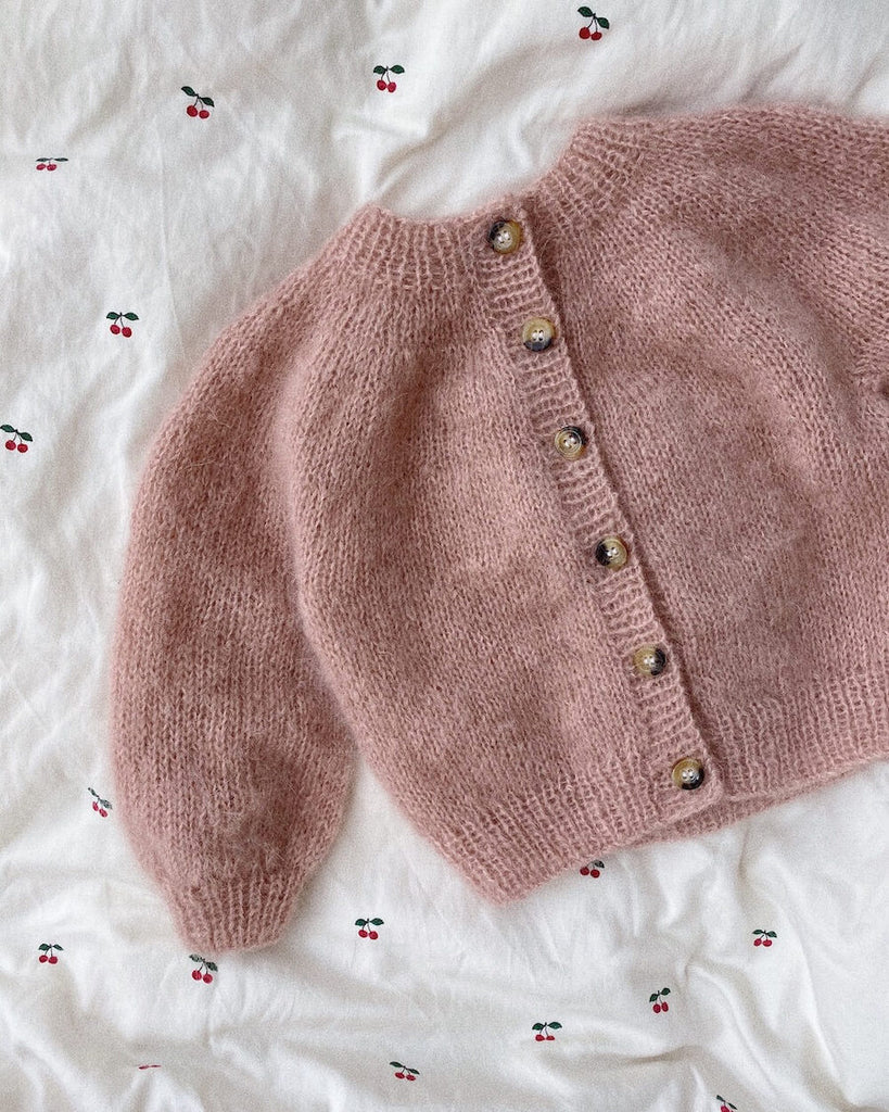 Liggebillede af rosa Novice Cardigan Mini – Mohair Edition