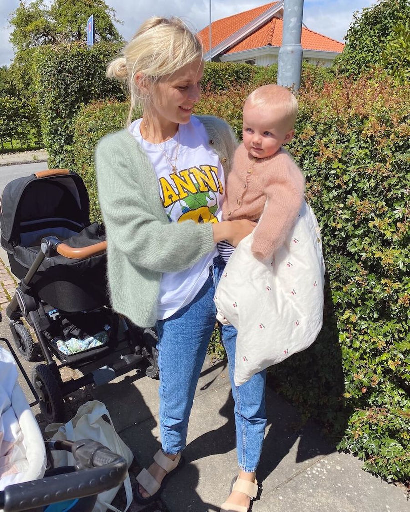 Barn iført rosa Novice Cardigan Mini – Mohair Edition