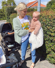 Barn iført rosa Novice Cardigan Mini – Mohair Edition